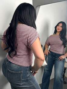 Firerie 大码女式纹理条纹不对称领口弹力褶皱蝙蝠袖T恤上衣，条纹女式衬衫，春夏秋季服装，通勤，优雅，休闲，日常，工作装 - 酒紅色 - 查看 3