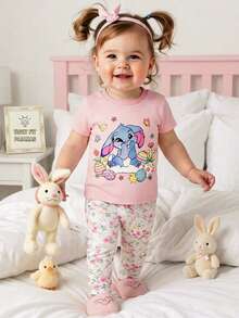 SHEIN Conjunto de pijama de niña bebé con top de punto con estampado de dibujos animados lindo y pantalones florales de verano - Rosa - Ver 1