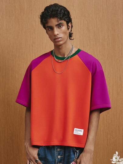TOKVUE 这款复古男士T恤，休闲时尚，ins风十足，针织圆领短袖设计，融合了复古运动与现代简约元素，高饱和度撞色搭配极简留白，适合喜爱复古、学院风、运动风、Y2K风格，但又厌倦单调乏味的普通款，同时又想保持简约廓形的人士。它散发着复古电影的韵味，简约百搭，适合日常休闲穿着，也是返校季、节日礼物或送给男友的理想之选。