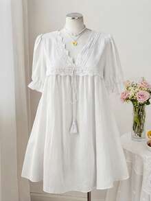 Sweetra 大码V领蕾丝拼接短袖荷叶边系腰连衣裙，休闲可爱，优雅复古风，适合派对和假日穿着 - 白色 - 查看 3