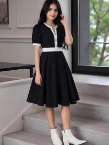 SHEIN 一件式女童秋冬优雅针织提花小V领连衣裙，金属扣装饰，拼接下摆，褶裥撞色设计，大裙摆，短袖修身连衣裙，适合日常外出、休闲聚会和各种场合。 - 黑色 - 查看 9