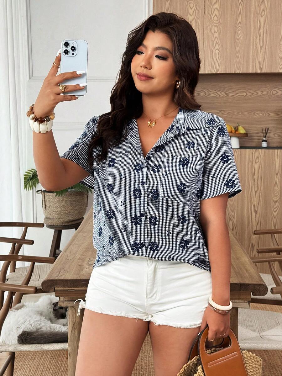 SHEIN LUNE Chemise à manches courtes à imprimé à carreaux et floral, à simple boutonnage, polyvalente et décontractée pour le port quotidien. Tenue de plage pour femmes. Hauts conservateurs pour femmes. Chemises d'été décontractées pour femmes. Polo blouse pour femmes. Hauts d'été décontractés pour femmes. - Bleu azur - Voir 1