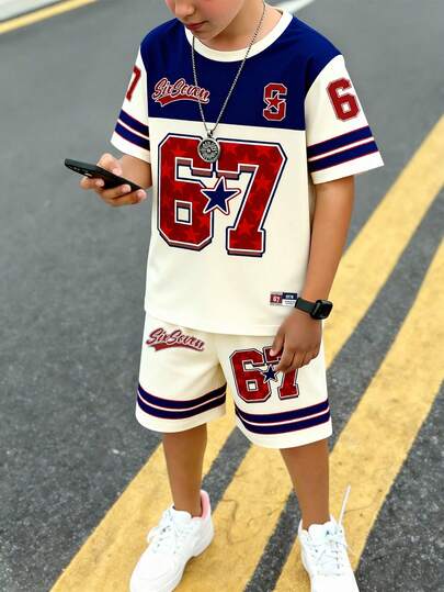 Conjunto de 5 piezas para primavera y verano: Camiseta casual y elegante con gráfico creativo de 67 estrellas, patrón de rayas y estampado de eslogan, combinada con shorts cómodos. Adecuado para el uso diario de niños en primavera y verano