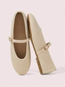 CUCCOO DOLLMOD 女士杏色仿麂皮平底玛丽珍鞋，配有时尚金色搭扣和可爱圆头设计，适合假日聚会穿着。 - 杏色 - 查看 1