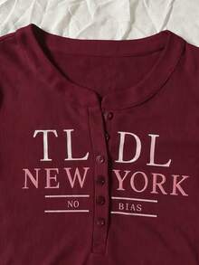 Glimmora Áo thun nữ tay ngắn dáng ôm, cài khuy hờ - Màu Đỏ Sâu - Xem 3