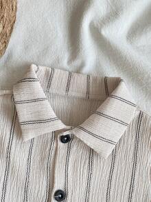 SHEIN Vintaside Kids Bộ 2 món áo sơ mi cổ bẻ tay ngắn và quần short kẻ caro sọc đen trắng phong cách thường ngày mùa hè cho bé trai chập chững, trang phục đi chơi thành phố và nghỉ lễ - Màu be - Xem 4