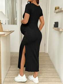 SHEIN Vestido de maternidad casual de unicolor con cuello en V y manga corta para mujeres embarazadas - Negro - Ver 2