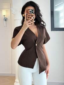 Modelyn 女士条纹简约休闲短袖衬衫 女士细条纹上衣 女士短袖V领上衣 女士上衣，夏季上衣 - 咖啡棕 - 查看 1