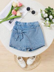 SHEIN 女童牛仔阔腿裤 - 夏季新品！休闲可爱风。正面饰有大号可爱蝴蝶结，时尚又可爱。弹性腰带，穿着舒适。趣味十足、可爱百搭的阔腿裤。简约设计，引领街头潮流。春夏新品。适合度假、休闲活动、音乐节、派对等多种场合。百搭女童牛仔阔腿裤。 - 中等水洗藍 - 查看 1
