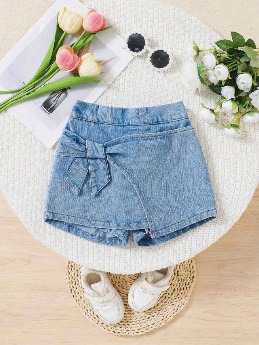 SHEIN 女童牛仔阔腿裤 - 夏季新品!休闲可爱风。正面饰有大号可爱蝴蝶结,时尚又可爱。弹性腰带,穿着舒适。趣味十足、可爱百搭的阔腿裤。简约设计,引领街头潮流。春夏新品。适合度假、休闲活动、音乐节、派对等多种场合。百搭女童牛仔阔腿裤。 - 中等水洗藍 - 查看 1