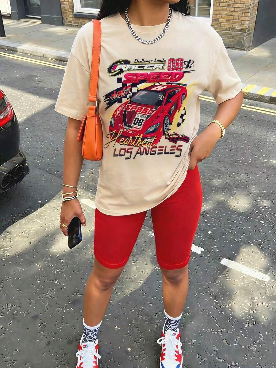 SHEIN Explorewe Bộ đồ thường ngày 2 món dành cho nữ tuổi teen, mang hơi hướng đua xe. Thiết kế lấy cảm hứng từ phong cách đường phố với họa tiết đua xe. Áo thun ngắn tay dáng rộng kết hợp với quần short tạo nên một bộ đồ thể thao năng động phù hợp cho mùa hè. Trang phục thể thao cho học sinh mùa tựu trường 2025.