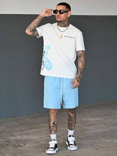 Devon Thys 男士熊图案字母T恤搭配抽绳短裤，夏季街头风穿搭，舒适休闲，情侣装