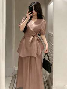 DAZY Bộ đồ 2 mảnh thanh lịch dành cho nữ, gồm áo cổ chữ V có thắt lưng và chân váy chữ A, màu trơn, thích hợp cho mùa xuân/hè. - màu nâu - Xem 2