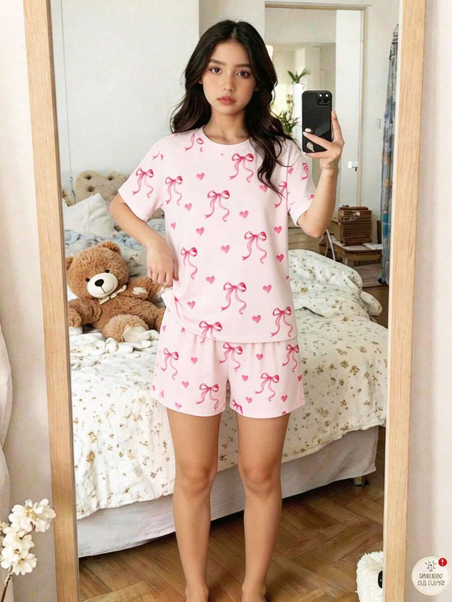 浅粉色休闲简约爱心蝴蝶结印花少女圆领短袖T恤短裤套装,适合春夏日常穿着、节日派对、情人节、休闲场合。 - 彩色 - 查看 1