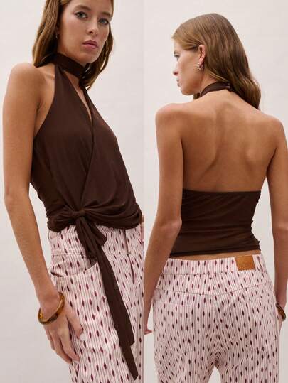 Nöista 这款无袖挂脖连衣裙采用修身剪裁，系带环绕颈部，营造出独特的颈链效果。裙摆经过精心设计，与系带自然垂落，打造流畅时尚的造型。无论是夜晚外出、休闲都市之旅，还是精致聚会，它都是完美之选。此外，它还可以作为时尚内搭穿着。