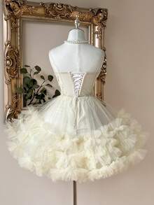 Lovelzi 优雅奢华杏色钩编蕾丝拼接缎面手工刺绣贴花腰部镂空修身短款连衣裙，适合约会、单身派对、晚宴、舞会等场合。 - 米色 - 查看 4