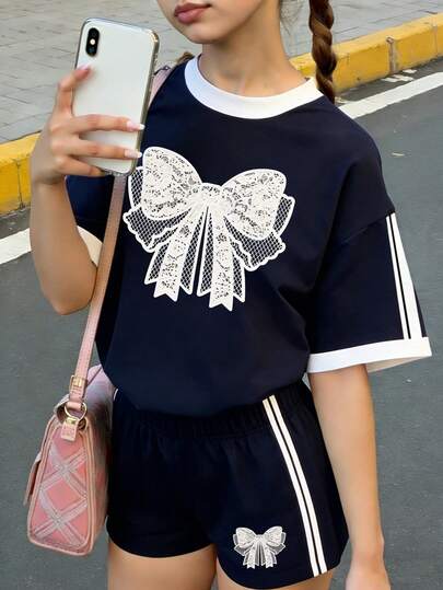 春夏女童休闲时尚创意个性清新简约蕾丝蝴蝶结撞色条纹印花休闲基础款短袖T恤短裤套装，舒适日常穿着，适合春夏氛围