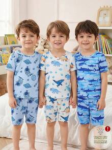 SHEIN GraphicGems Bộ đồ ngủ 3 món cho bé trai sơ sinh và trẻ nhỏ, in hình phi hành gia, khủng long, cá mập, chất liệu vải thun co giãn, thoải mái, cổ tròn, tay ngắn, ôm sát người, gồm cổ áo và quần đùi. - Nhiều màu - Xem 3