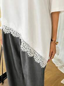 Easowa 女士休闲纯色不对称下摆蕾丝拼接T恤，百搭日常穿着，春夏休闲上衣，适合度假、夏季、春季、春假及各种场合，包括沙滩装、休闲衬衫、外套和夏季上衣。 - 白色 - 查看 4