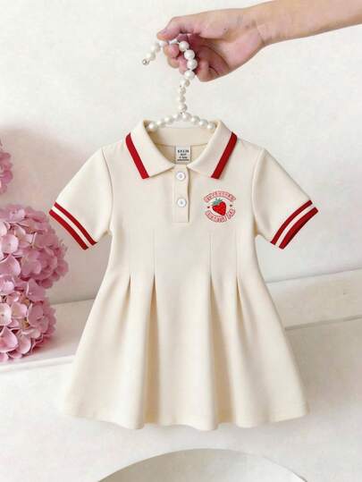 SHEIN 女婴夏季甜美撞色Polo领休闲连衣裙，草莓刺绣装饰，柔软针织面料，收腰设计，适合休闲、运动、公园、派对等场合。