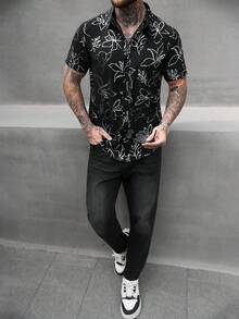 Manfinity Homme 男士休闲装，度假必备：黑色短袖衬衫，简约数码印花，宽松版型，纽扣开合。男女通用，纽扣衬衫，黑白衬衫。男士经典款，适合日常休闲、周末旅行、户外活动、探险旅行、轻松的工作环境或半正式场合，也可作为男友/丈夫礼物、周年纪念/生日礼物、派对、暑假、婚礼、春夏交替、狂欢节等场合穿着。男士黑色印花短袖纽扣衬衫，时尚夏威夷风情上衣，黑白男士衬衫，男士印花纽扣衬衫，男士花衬衫，芙蓉花衬衫，黑白夏威夷衬衫。 - 黑色 - 查看 6