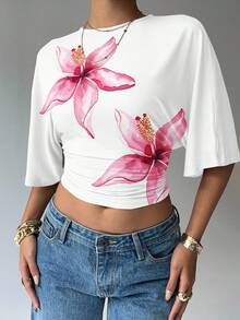 Aloruh Blusa de mujer con cuello redondo, mangas tipo murciélago, diseño fruncido y corta, adecuada para usar en vacaciones de verano, con estampado de flores de hibisco - Multicolor - Ver 7