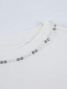 Franclia 女士夏季新款法式极简主义褶皱雪纺短袖衬衫，领口饰以钻石和珍珠，适合日常通勤、休闲聚会、约会、散步、户外活动、休闲旅行等场合。 - 白色 - 查看 6