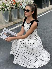 Họa tiết chấm bi cổ điển, mang hơi hướng retro và trẻ trung; dây đeo vai nơ đen, ngọt ngào và tinh tế; dáng váy xòe ôm eo, tôn dáng; chất liệu mềm mại, phù hợp cho mặc hàng ngày, hẹn hò và dự tiệc, toát lên vẻ thanh lịch. - Đen và trắng - Xem 1