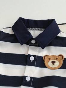 SHEIN 2 piezas Conjunto de estilo casual caballero para niño bebé, con camisa polo de rayas con diseño de parche de oso lindo, combinada con pantalones cortos elásticos de color azul marino, adecuado para uso casual, actividades al aire libre, regreso a la escuela, fiesta de cumpleaños, boda, baby shower, reunión familiar, celebración del 1er cumpleaños y talla grande, Conjunto de camisa y pantalones cortos a rayas para niño bebé, Conjunto de verano para niño bebé - Multicolor - Ver 4