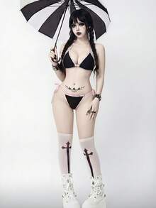 ROMWE Bộ đồ bơi 2 mảnh dành cho nữ 26SS Goth Punk Y2K Babe, phong cách đường phố sành điệu với họa tiết đinh tán, đường viền tương phản, điểm nhấn dây thắt nơ, màu đen, hồng nhạt, bikini cúp tam giác, thanh lịch, lãng mạn, gợi cảm, thích hợp cho bãi biển, kỳ nghỉ trên đảo, lễ hội, tiệc tùng, mặc hàng ngày, kỳ nghỉ biển. Bộ đồ bơi nữ mới năm 2026, thích hợp cho trường học, kỳ nghỉ, hẹn hò, tiệc trà chiều. - Nhiều màu - Xem 5