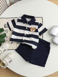 SHEIN 2 piezas Conjunto de estilo casual caballero para niño bebé, con camisa polo de rayas con diseño de parche de oso lindo, combinada con pantalones cortos elásticos de color azul marino, adecuado para uso casual, actividades al aire libre, regreso a la escuela, fiesta de cumpleaños, boda, baby shower, reunión familiar, celebración del 1er cumpleaños y talla grande, Conjunto de camisa y pantalones cortos a rayas para niño bebé, Conjunto de verano para niño bebé - Multicolor - Ver 1