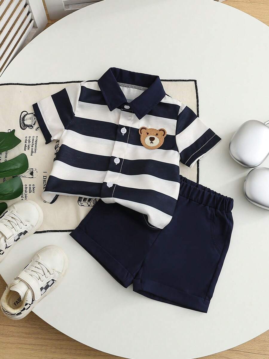 SHEIN 2 piezas Conjunto de estilo casual caballero para niño bebé, con camisa polo de rayas con diseño de parche de oso lindo, combinada con pantalones cortos elásticos de color azul marino, adecuado para uso casual, actividades al aire libre, regreso a la escuela, fiesta de cumpleaños, boda, baby shower, reunión familiar, celebración del 1er cumpleaños y talla grande, Conjunto de camisa y pantalones cortos a rayas para niño bebé, Conjunto de verano para niño bebé - Multicolor - Ver 1