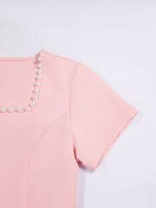 Ellegaria. 女士优雅时尚珍珠装饰方领连衣裙【柔粉色珍珠领腰连衣裙】柔雾粉色缎面面料，散发着温柔气质；领口饰以精致高贵的珍珠，低调而不失优雅；短袖遮掩手臂赘肉，高腰褶裥设计收紧腰身，蓬松裙摆垂坠顺滑无褶皱，行走轻盈飘逸。搭配平底鞋，打造优雅日常约会造型，也适合轻松的社交场合，尤其适合黄调肤色。适合派对、度假、节日穿着。粉色优雅连衣裙 优雅中长连衣裙 下午茶连衣裙 经典连衣裙 优雅春季连衣裙 女士吸睛连衣裙 惊艳连衣裙 职场穿搭 女士优雅套装 女士连衣裙 正式礼服 常规尺码女士连衣裙 女士正式经典连衣裙 高品质连衣裙 - 黑與白 - 查看 5