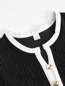 SHEIN 一件式女童秋冬优雅针织提花小V领连衣裙，金属扣装饰，拼接下摆，褶裥撞色设计，大裙摆，短袖修身连衣裙，适合日常外出、休闲聚会和各种场合。 - 黑色 - 查看 5