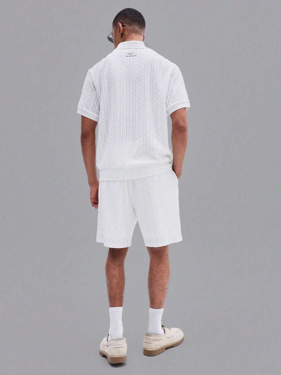 SUMWON Herren Zweiteiliges Sommer-Koordinationsset mit V-Ausschnitt, bestehend aus Hemd mit Spitzen-Textur und Kurzarm sowie Shorts mit Kordelzug
