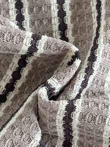 SHEIN Vintaside Kids 这款男童十件套夏季多色华夫格条纹圆领短袖T恤搭配短裤，采用焦糖棕、纯白和撞色条纹等多种配色方案。款式简约百搭，品质上乘。华夫格面料，宽松版型，多种搭配满足日常穿搭需求。适合日常上学、户外运动、居家休闲和夏季派对等场合。 - 彩色 - 查看 4