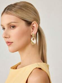 MOTF PREMIUM 金色锤纹图案夸张白色树脂耳环 - 金黃色 - 查看 5