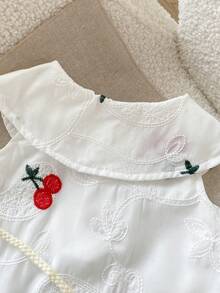 Playful Pals 1件女婴彼得潘领无袖水果樱桃刺绣白色休闲连衣裙，配斜挎包，适合夏季日常外出、旅行、摄影及其他场合。 - 白色 - 查看 7