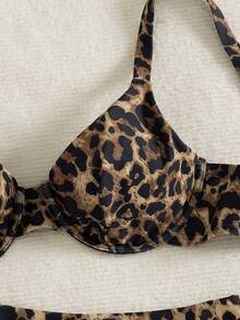 Swim DD+ 新款女士优雅加大码性感沙滩豹纹比基尼套装 - 钢圈聚拢全包臀上衣和高腰性感泳裤 - 柔软顺滑弹力透气速干面料 - 贴合曲线，提供支撑，尽显夏日度假风情 - 是夏季海滩度假、泳池派对、音乐节、婚礼、春季假期、度假休闲、热带之旅的完美泳装之选 - 棕色 - 查看 7