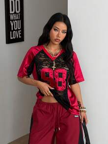 Coolane 男女夏季街头情侣同款Y2K辣妹风仙女风比赛日撞色蕾丝数字图案拼接超大款针织T恤 - 紅色和黑色 - 查看 4