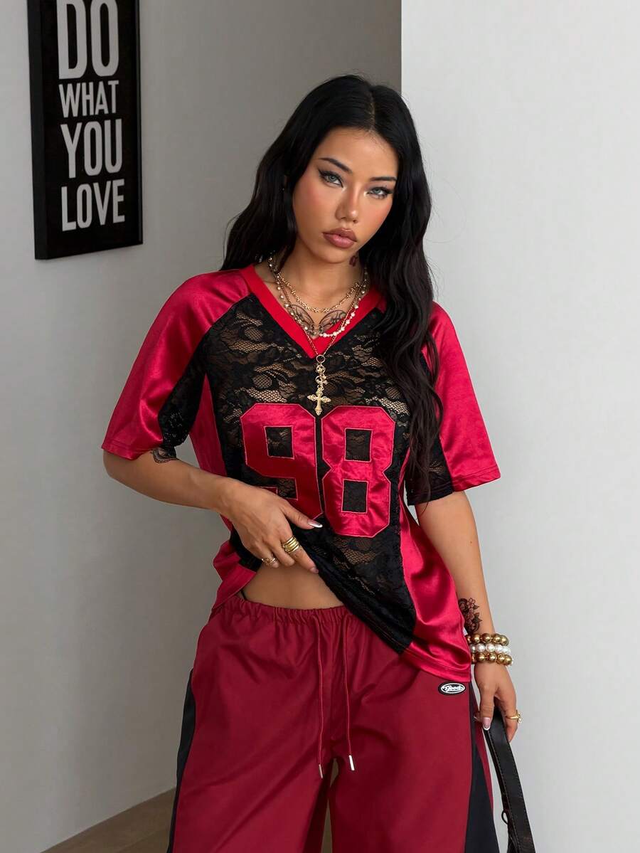 Coolane 男女夏季街头情侣同款Y2K辣妹风仙女风比赛日撞色蕾丝数字图案拼接超大款针织T恤 - 紅色和黑色 - 查看 1