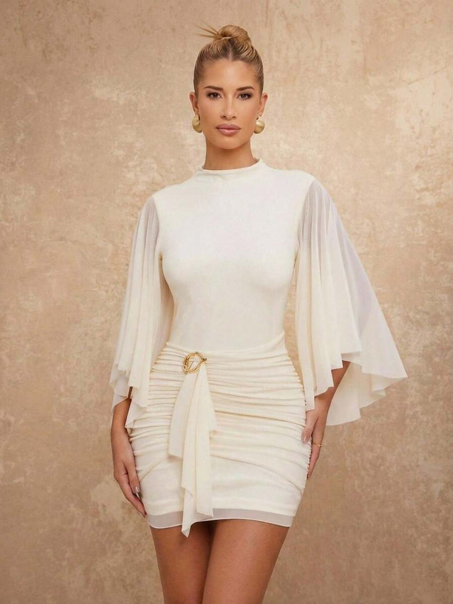 Lumalex 优雅象牙色女神迷你连衣裙，披肩袖，褶皱腰身，饰以雕塑感金色心形五金配件；早春柔软飘逸的多层网纱喇叭袖系带连衣裙；春夏优雅浪漫连衣裙；正式晚礼服；盛大晚宴；夏季连衣裙；女士夏季连衣裙；女士春季服装；情人节服装；沙滩连衣裙；沙滩装；2026年狂欢节女士造型；派对连衣裙；优雅女士派对连衣裙；女士婚礼宾客连衣裙；女士优雅连衣裙；女士度假服装；度假连衣裙；商务休闲；正式连衣裙；女士奢华晚礼服；情人节灵感；浪漫情人节氛围；女士休闲连衣裙；新少女风；波西米亚休闲风；低调奢华风格；适合派对、约会、外出、夜生活、婚礼、假日、度假、生日派对；夏季假日沙滩装；奢华造型；LuxeLooks；QuietLuxe；舞会聚会派对宴会 朴素的老钱狂欢节 层次丰富的派对