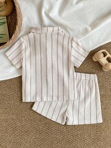 SHEIN Vintaside Kids Bộ 2 món áo sơ mi cổ bẻ tay ngắn và quần short kẻ caro sọc đen trắng phong cách thường ngày mùa hè cho bé trai chập chững, trang phục đi chơi thành phố và nghỉ lễ - Màu be - Xem 2