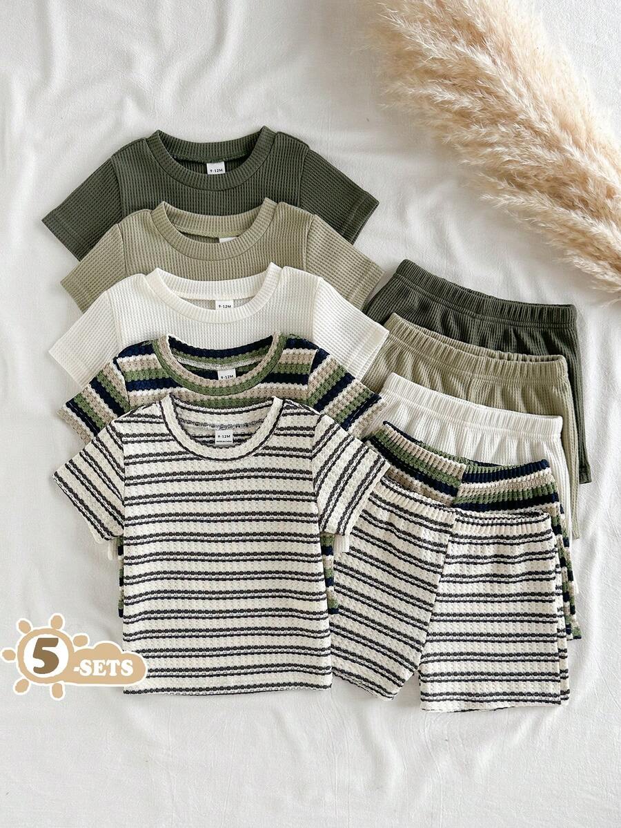 SHEIN Vintaside Kids Bộ đồ mùa hè 10 món cho bé trai, gồm áo thun cổ tròn tay ngắn kẻ sọc nhiều màu sắc, phối cùng quần short, với nhiều gam màu như nâu caramel, trắng tinh và các đường kẻ sọc tương phản. Kiểu dáng đơn giản, đa năng và chất lượng cao. Được làm từ vải dệt kim kiểu waffle với phom dáng rộng rãi, có thể phối nhiều kiểu khác nhau đáp ứng nhu cầu thay đổi trang phục hàng ngày. Thích hợp cho các hoạt động ngoại khóa, thể thao ngoài trời, thư giãn tại nhà và các bữa tiệc mùa hè. - Nhiều màu - Xem 1