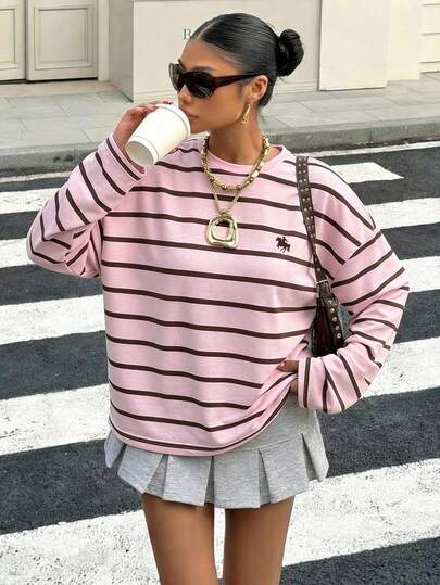 Muchica Camiseta de manga larga de corte holgado con cuello redondo, estampado de patrón colegial con logotipo de caballo pequeño en rosa y marrón, ropa deportiva casual y minimalista