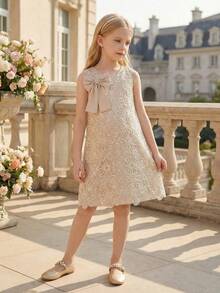 SHEIN 女童圆领3D大蝴蝶结A字连衣裙。纯色大蝴蝶结，亮片刺绣花卉面料。香槟色优雅可爱复古女童夏季无袖连衣裙 - 杏色 - 查看 7