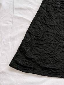 SHEIN WYWH 女士度假风无肩带镂空花卉装饰金属扣针织纹理面料修身迷你连衣裙，适合度假、音乐节、假日、下午茶、海滩等场合。 - 黑色 - 查看 4