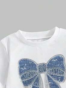 两件套少女春夏休闲时尚套装，包含一件饰有甜美水钻蝴蝶结的蓝色短袖T恤和一条拼接牛仔风半裙。舒适的短袖圆领T恤搭配宽松的半裙，适合春夏休闲、街头、学校、户外、派对等场合，也可作为礼物赠送。 - 彩色 - 查看 5