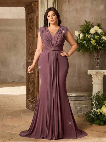 Aureia Đầm dạ hội cỡ lớn màu hồng đậm, cổ chữ V sâu, vai rộng, thiết kế xoắn eo, chất liệu kim loại, xếp ly, kiểu đuôi cá, thích hợp cho trang phục dạ hội.