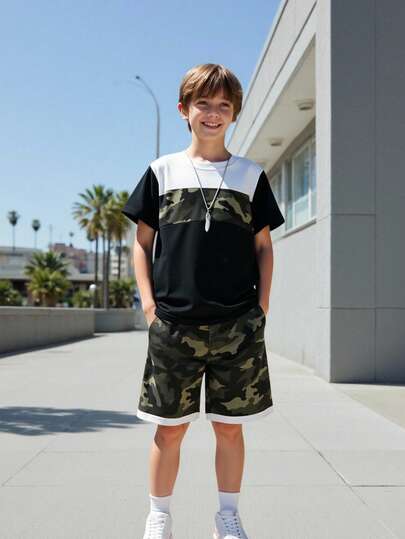 SHEIN Vacaura Conjunto informal de verano para niño preadolescente con camiseta de manga corta y pantalones cortos con estampado de camuflaje y contraste de color